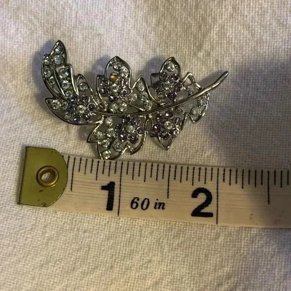 Silvertone leaf motif with faceted glass beads - Picture 6 of 6